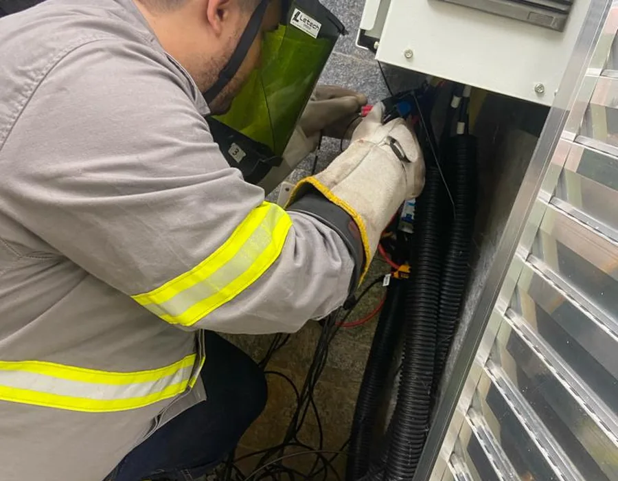 Analisador de qualidade de energia instalado em quadro elétrico