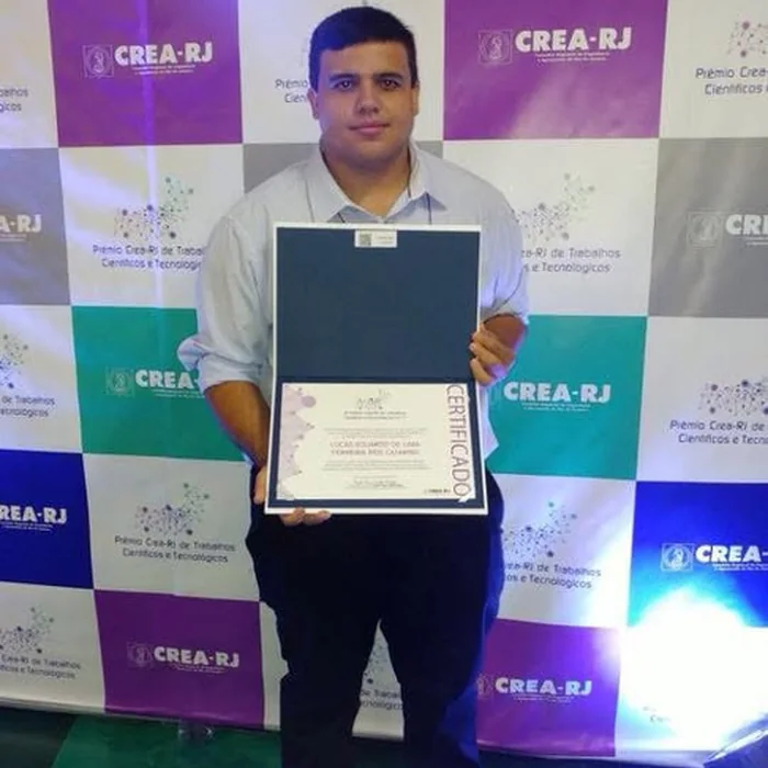 Lucas Catarino recebendo o Prêmio CREA-RJ de Projetos Tecnológicos